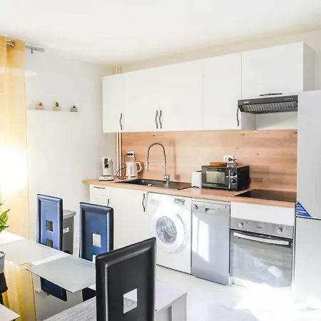 Caen City Center Accommodation With Private Parking 아파트
